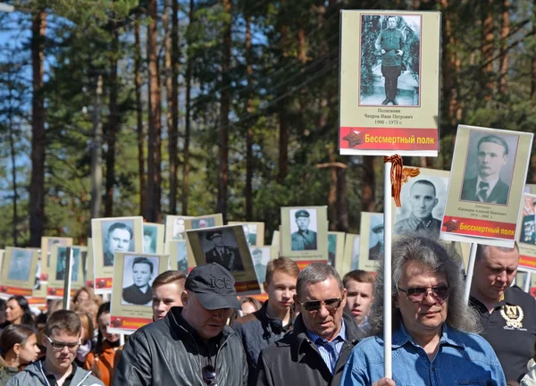 A group of an unidentified peoples with placards, called aimmortal regiment celebrate "Day of victory in World War Two" — Stock Photo, Image