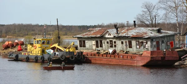 Cargo barge in Shlisselburg city — Stockfoto