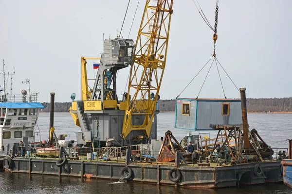 Cargo barge in Shlisselburg city — Stock fotografie