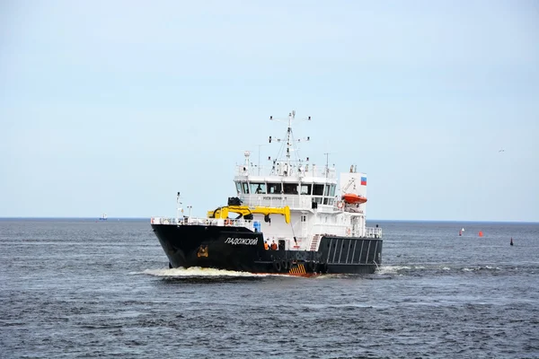 Et stort industriskip ved Ladoga-havet. – stockfoto