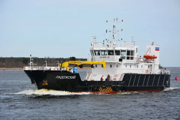 Velké průmyslové loď na moři Ladoga — Stock fotografie