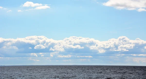 Nuvens inchadas sobre o mar — Fotografia de Stock