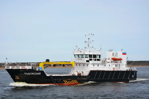 Grande navio industrial em Ladoga mar — Fotografia de Stock