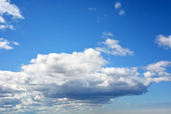 蓬松在蓝蓝的天空上的云彩 — 图库照片