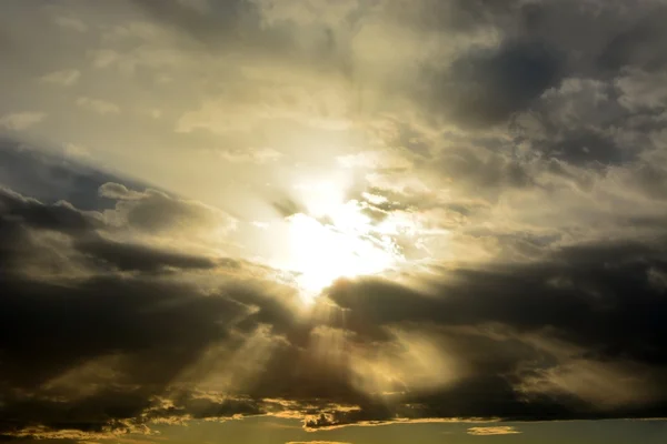 嵐雲の切れ間から太陽 — ストック写真