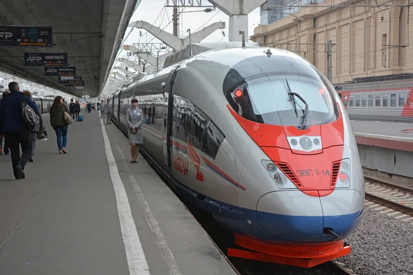 Passeggeri che salgono sul treno sapsan a San Pietroburgo — Foto Stock