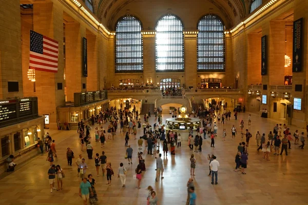 Viajeros y turistas en la gran estación central — Foto de Stock