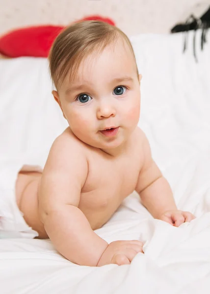 Gelukkig Baby in luier ligt op het bed — Stockfoto