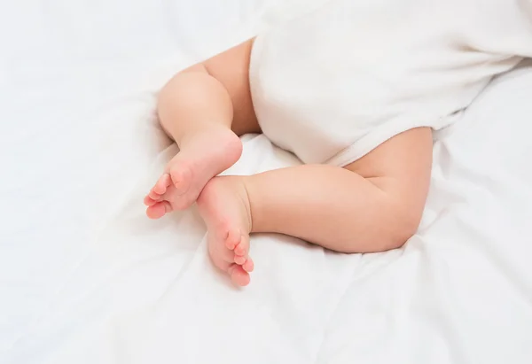 Novorozence Baby nohy na postel — Stock fotografie