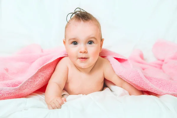 Bebê menina envolto em uma toalha rosa — Fotografia de Stock