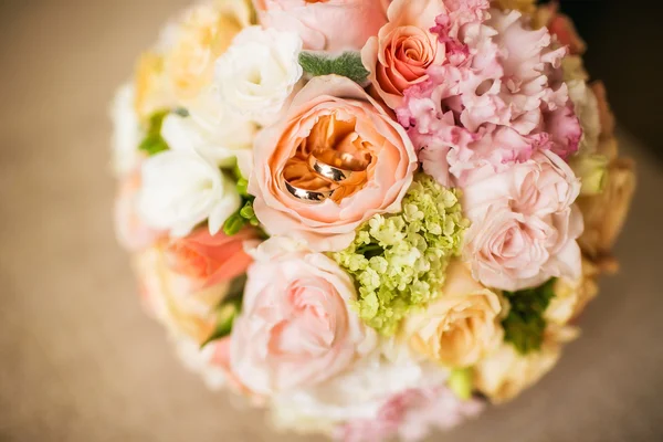 Ramo de boda de delicadas flores rosadas —  Fotos de Stock