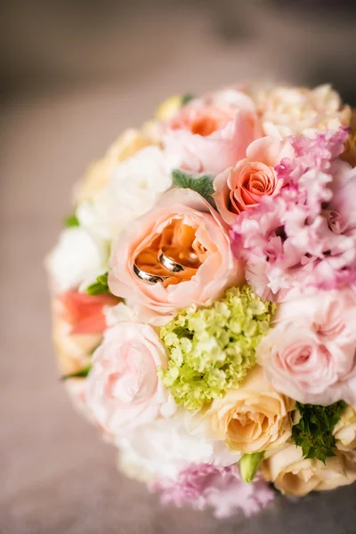 Finom rózsaszín virág menyasszonyi csokor — Stock Fotó