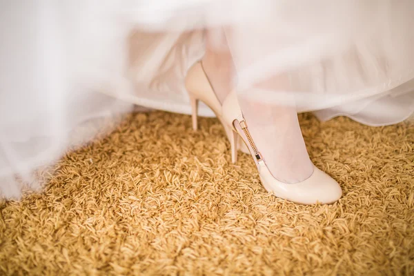 Bride legs in wedding shoes — Stock Photo, Image