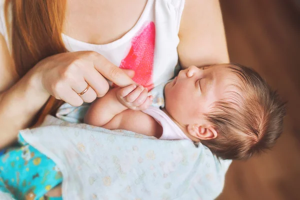 Mutter mit ihrem Neugeborenen — Stockfoto