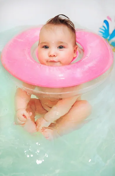 Bébé nageant dans le bain avec anneau de natation cou — Photo