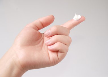 üstünde parmak doğal krem