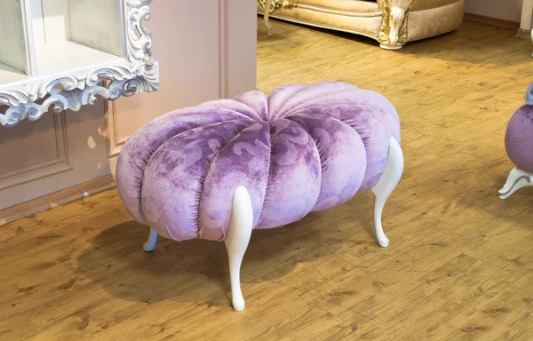 紫罗兰色软垫凳 — 图库照片