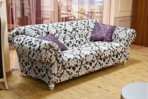 Canapé blanc avec motif noir et oreillers violets — Photo