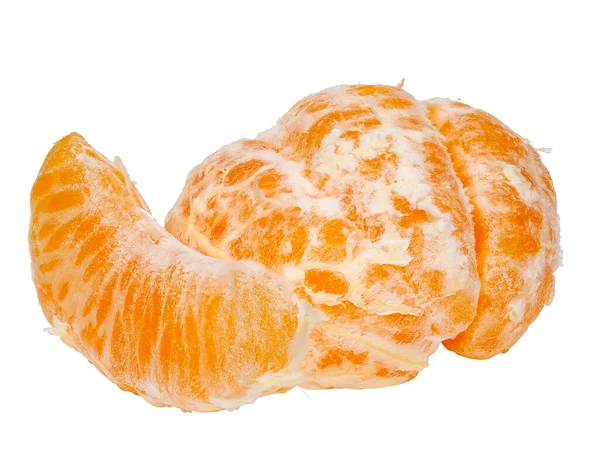 Soyulmuş mandalina ya da mandalina meyvesi. Beyaz arka planda yarı izole edilmiş..