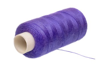 Beyaz arkaplanda izole edilmiş mavi iplik makarası.