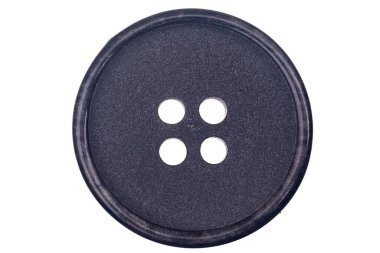 Beyaz arkaplanda izole edilmiş eski siyah düğme.