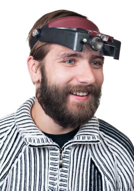 Puan büyütme içinde sakallı bir adam