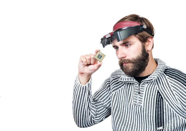 Homem com barba considerando um chip — Fotografia de Stock