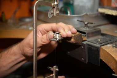 çalışan kuyumcu el