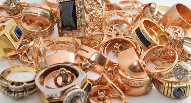 Beyaz bir arka plan üzerinde mücevher