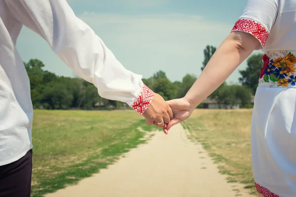 คู่รักจับมือกัน — ภาพถ่ายสต็อก