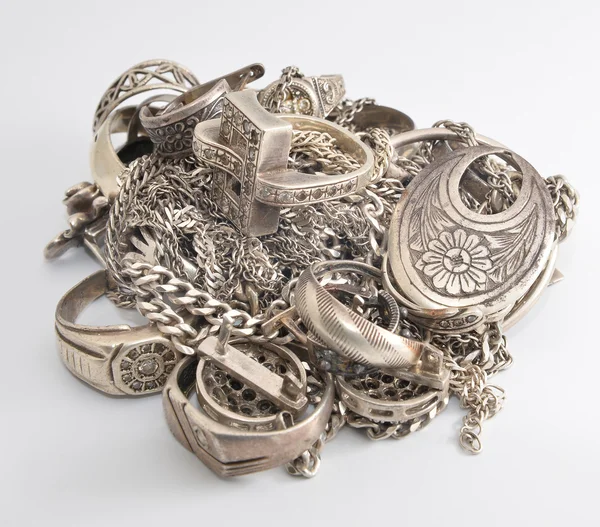 Beyaz bir arka plan üzerinde mücevher