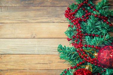 Ahşap arka planda Noel süslemeleri