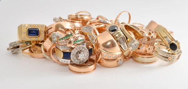 Beyaz bir arka plan üzerinde mücevher