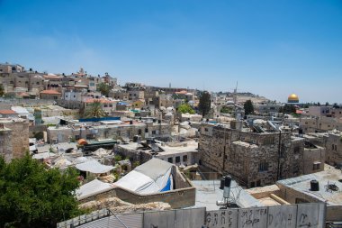 Kudüs'te eski bir duvar ile eski şehir görünümünü
