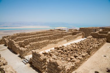 Çölde tepelerden masada görünümü