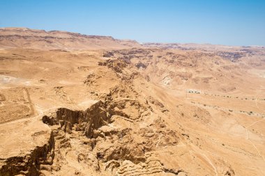 Çölde tepelerden masada görünümü