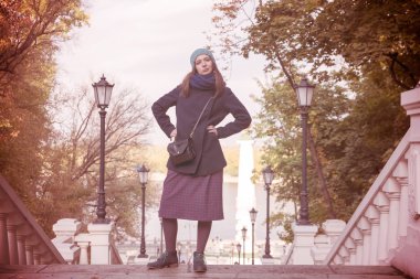 Kız bir kap içinde