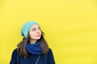 kız sarı bir arka plan üzerinde