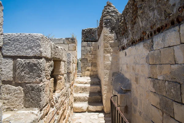 Vista del casco antiguo con una antigua muralla en Jerusalén — Foto de Stock