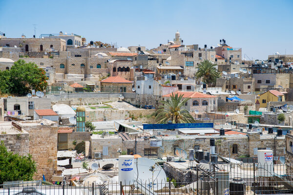 Вид на старый город с древней стеной в Иерусалиме

