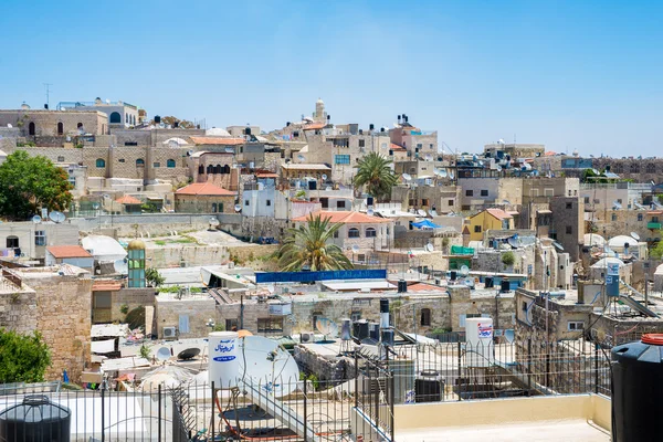 Uitzicht op de oude stad met een oude muur in Jeruzalem — Stockfoto