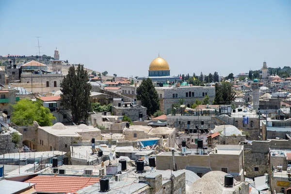 Vista da cidade velha com um muro antigo em Jerusalém — Fotografia de Stock