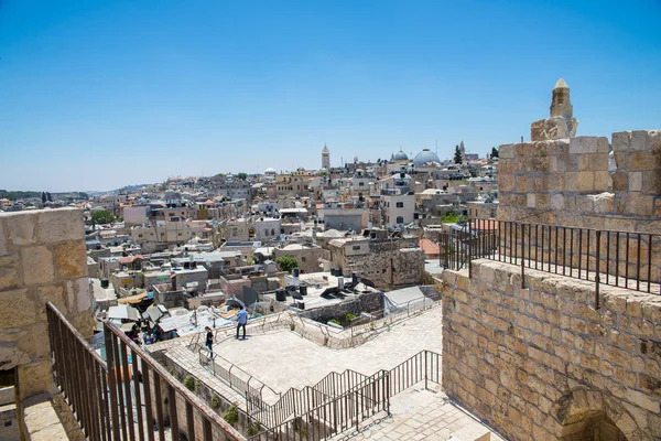 Uitzicht op de oude stad met een oude muur in Jeruzalem — Stockfoto