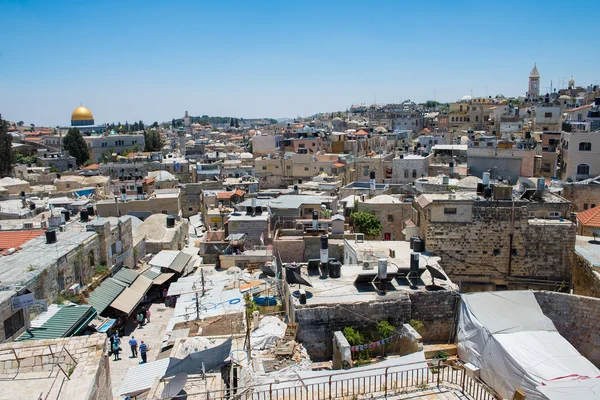 Vista da cidade velha com um muro antigo em Jerusalém — Fotografia de Stock