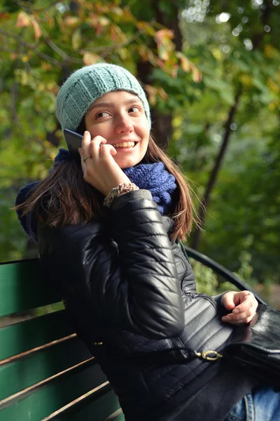 Vrouw in het park — Stockfoto