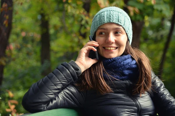 Vrouw in het park — Stockfoto