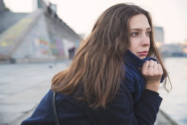 Girl near the river in autumn — Stock Photo, Image