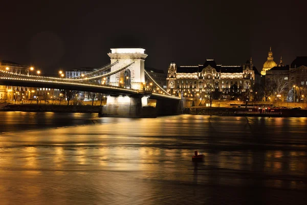 Pont à chaînes la nuit — Photo