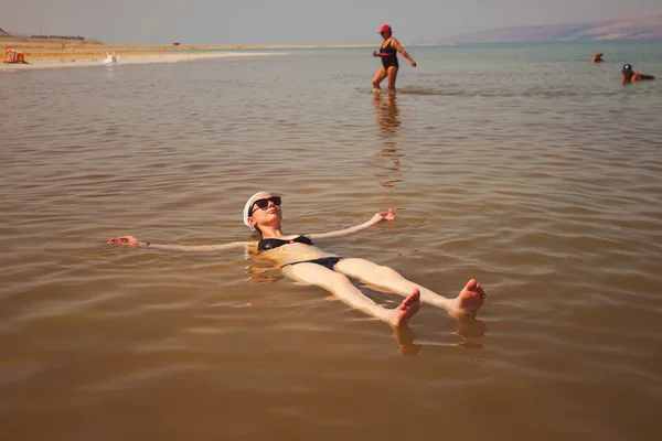 Mujer en Mar Muerto —  Fotos de Stock