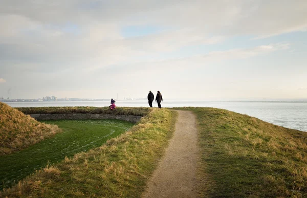 Family walks by the sea — Stock Photo, Image